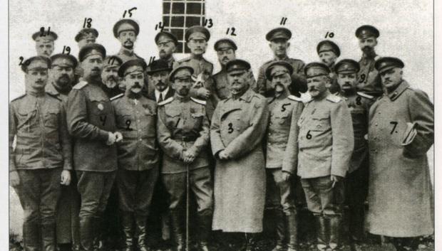 Kornílov y sus seguidores entre los altos oficiales, en su arresto en Býjov tras el fallido golpe de Estado