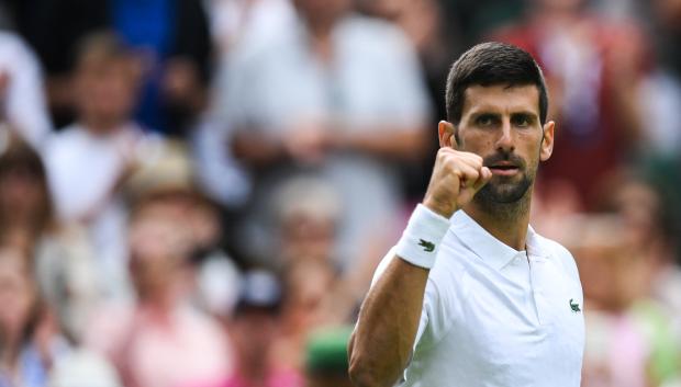 Novak Djokovic ha iniciado la defensa del título de Wimbledon sin problemas