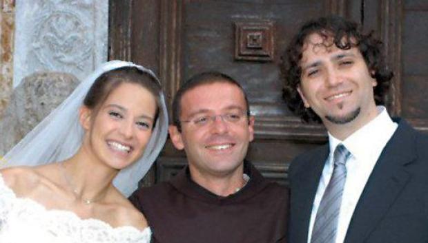 Chiara y Enrico con el padre Vito Damato