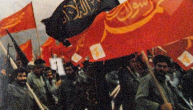 Manifestantes ondeando las banderas rojas del martirio y negras del luto