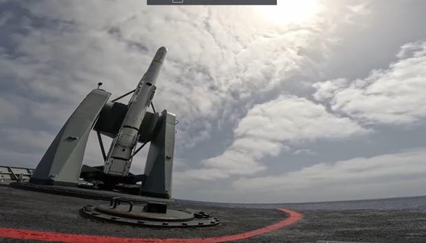 El sistema de lanzamiento de misiles de la fragata Canarias se dispone a lanzar un Harpoon