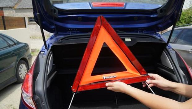 No tires los triángulos de tu coche, la DGT puede anular su