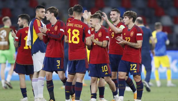 Bucharest (Romania), 04/07/2023.- Players of Spain celebrate winning the UEFA Under-21 Championship semi final match between Spain and Ukraine in Bucharest, Romania, 05 July 2023. (Rumanía, España, Ucrania, Bucarest) EFE/EPA/ROBERT GHEMENT