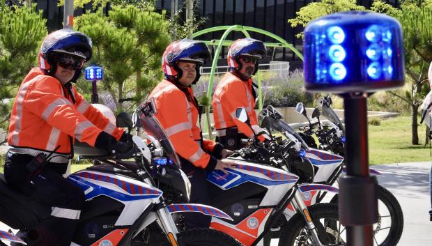 Agentes de movilidad con las nuevas motos de trial