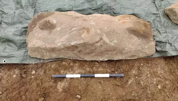 La piedra que cubría la tumba mide unos 50×100 cm. La tumba del arma estaba justo debajo de la piedra, que tal vez había permanecido allí intacta durante más de mil años