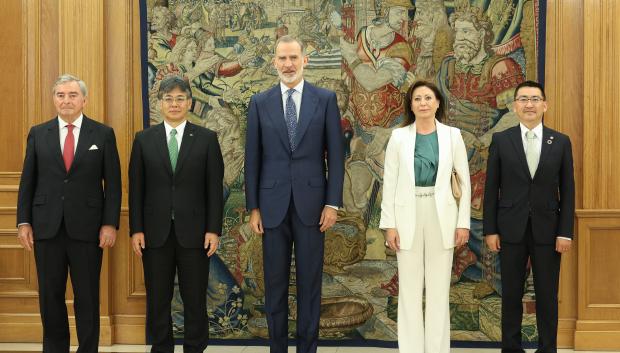 El Rey Felipe VI (c) recibe en audiencia al presidente Mundial del Grupo Fujitsu, Takahito Tokita (2i), la CEO de Fujitsu, Ángeles Delgado (2d) y el presidente de DKV, Javier Vega de Seoane (1i) en el Palacio de La Zarzuela, a 6 de julio de 2023, en Madrid (España). Tokito ha viajado a España con motivo del 50 aniversario del establecimiento de Fujitsu en nuestro país. Fujitsu estableció la filial Fujitsu España en 1973 y, desde entonces, han disfrutado de una larga historia de participación activa en España y países relacionados. Recientemente, Fujitsu ha sido galardonada con el IX Premio de la Fundación España-Japón en reconocimiento a su fuerte compromiso con la sociedad española, su contribución social y sus continuos esfuerzos en el impulso de la transformación digital del país para resolver problemas sociales.
06 JULIO 2023;TECNOLOGÍA;EMPRESA;ECONOMÍA;GRUPO EMPRESARIAL;FUJITSU
Marta Fernández / Europa Press
06/7/2023