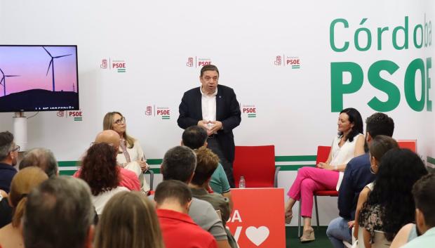 El cabeza de lista del PSOE al Congreso de los Diputados por Córdoba, Luis Planas, junto a Rafi Crespín (dcha.) y María de los Ángeles Luna, en el acto de inicio de campaña del 23J.