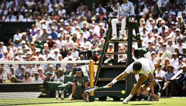 Alcaraz luchando por un punto durante su partido en Wimbledon