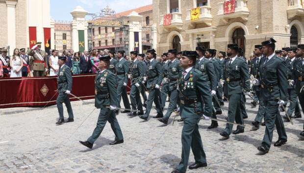 Vista de la tribuna de desfile durante el desfile al paso de una compañía de nuevos tenientes de la Guardia Civil