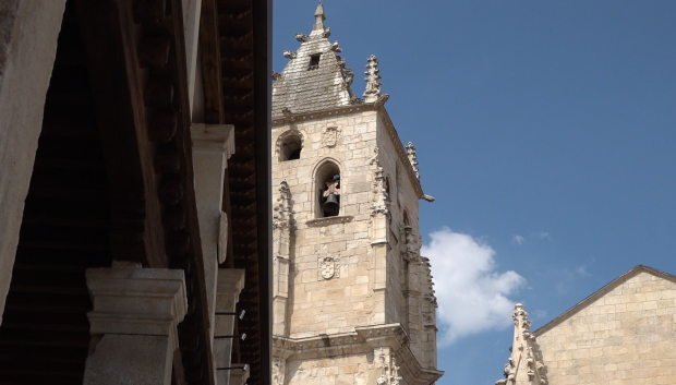 Vista del campanario de la Iglesia de la Magdalena desde la plaza de Torrelaguna