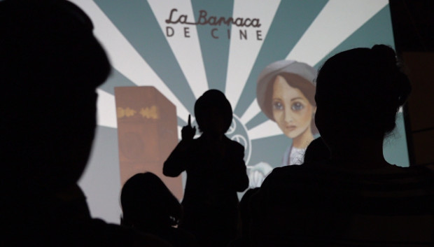 Momento de presentación de la noche de cine de La Barraca en Torrelaguna