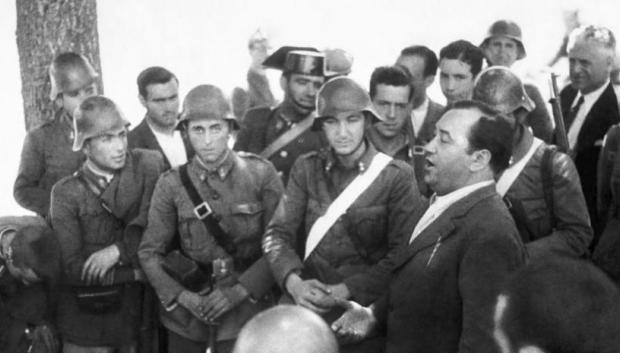Fleta canta jotas a los soldados de la columna Serrador, en la zona nacional del frente de Guadarrama