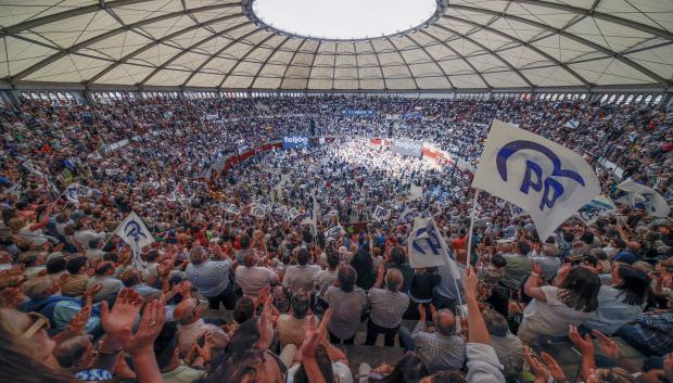 Miles de simpatizantes asisten al mitin del PP en la plaza de toros de Pontevedra