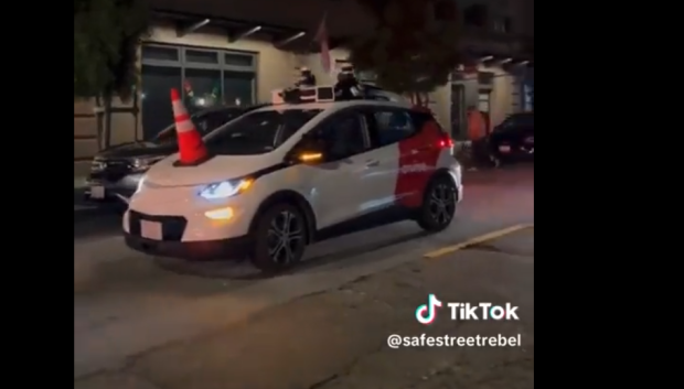 Taxi autónomo inmovilizado en San Francisco
