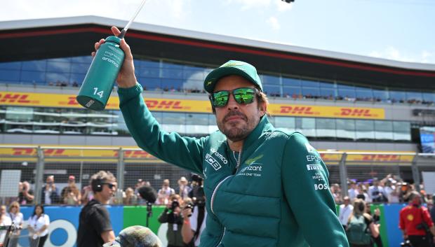 Fernando Alonso, saludado a los aficionados en Silverstone