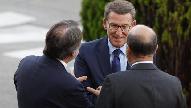 El presidente del PP, Alberto Núñez Feijóo, a su llegada al debate electoral con el candidato y líder del PSOE Pedro Sánchez, este lunes en Madrid.