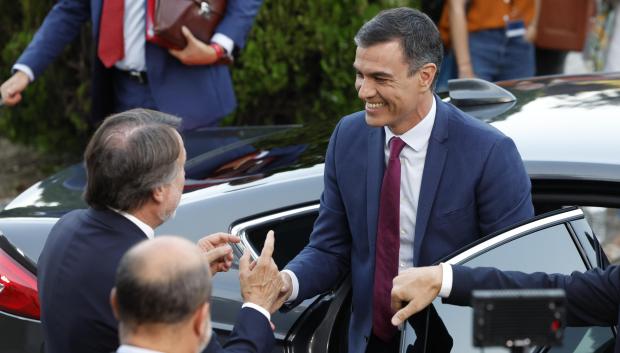 El candidato socialista a la presidencia del Gobierno, Pedro Sánchez (d), a su llegada al debate electoral