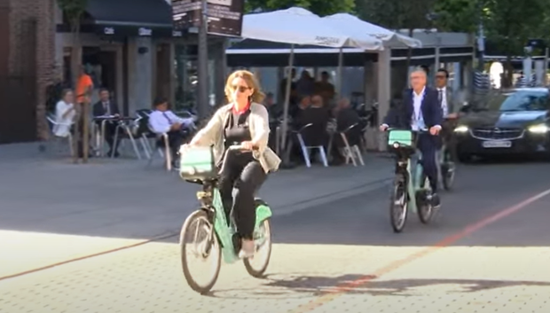 Teresa Ribera durante su paseo en bicicleta