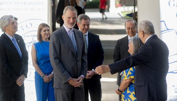 El director del Instituto Franklin-UAH, José Antonio Gurpegui (1d), la alcaldesa de Alcalá de Henares, Judith Piquet Flores (2i), el Ministro de Sanidad, José Miñones (4d), El Rey de España Felipe VI (3i), la viróloga premiada Ana Fernández-Sesma (2d), el rector de la UAH, José Vicente Saz (1i) y el presidente del consejo de H2B2, Antonio Vázquez Romero (3d) durante la entrega de la VI Edición del 'Galardón Camino Real', en el Paraninfo de la Universidad de Alcalá, a 13 de julio de 2023, en Alcalá de Henares, Madrid (España). El Galardón Camino Real está otorgado por el Instituto Franklin de la Universidad de Alcalá para reconocer el trabajo profesional de los españoles que de forma destacada y ejemplar, proyectan y potencian la ‘positiva’ imagen de España en Estados Unidos. Ana Fernández-Sesma es directora del Departamento de Microbiología de la Facultad de Medicina Icahn del Hospital Mount Sinaí de Nueva York y es referente mundial para estudios relativos a patógenos causantes de enfermedades infecciosas.
13 JULIO 2023;REY;MAJESTAD;CORONA;PREMIO;VIRÓLOGA;
Alberto Ortega / Europa Press
13/7/2023