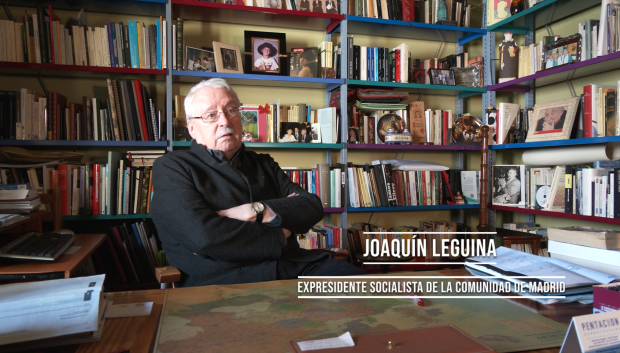 Fotograma del documental durante la entrevista con Joaquín Leguina