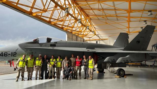Mecánicos y armeros de la Academia Básica del Aire posan ante el F-18