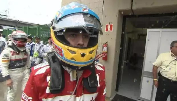 Un derrotado Fernando Alonso tras el Gran Premio de Brasil de 2012