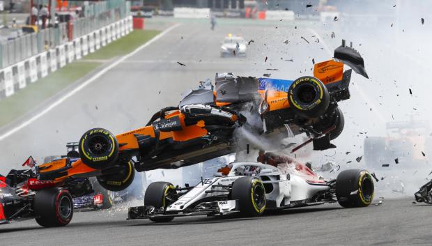 Fernando Alonso, por encima de Leclerc en la primera curva de Spa en 2018