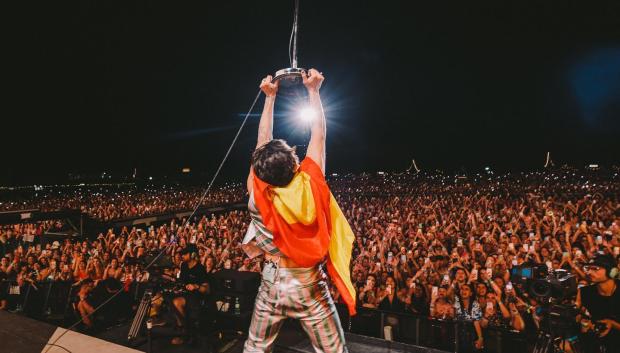 Harry Styles, con la bandera de España a modo de capa en su concierto de Madrid