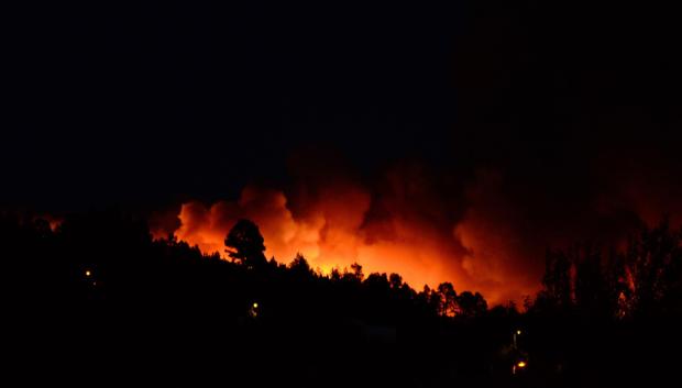 El incendio ha seguido avanzando durante la noche