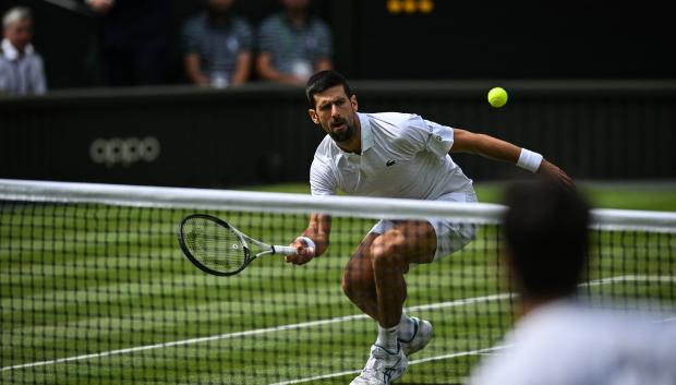 Novak Djokovic hace una contradejada en la final de Wimbledon