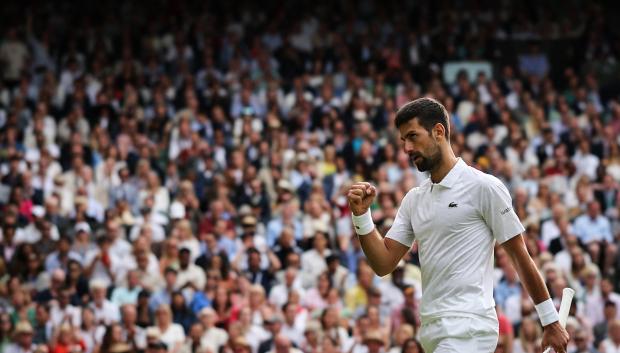 Novak Djokovic saca el puño y mira fijamente a su banquillo en la final de Wimbledon