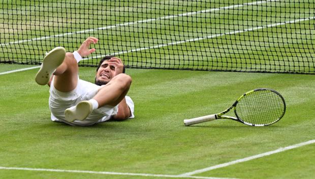 Carlos Alcaraz se tira al suelo tras ganar a Novak Djokovic