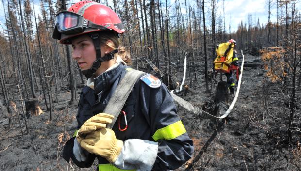 Bomberos franceses luchando contra los incendios forestales en la región de Abitibi-Témiscamingue de Quebec
