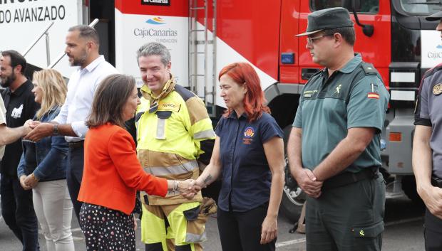 La ministra de Defensa, Margarita Robles, saluda a miembros del operativo de lucha contra el incendio de La palma