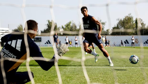 Bellingham anota un gol en un entrenamiento con el Real Madrid