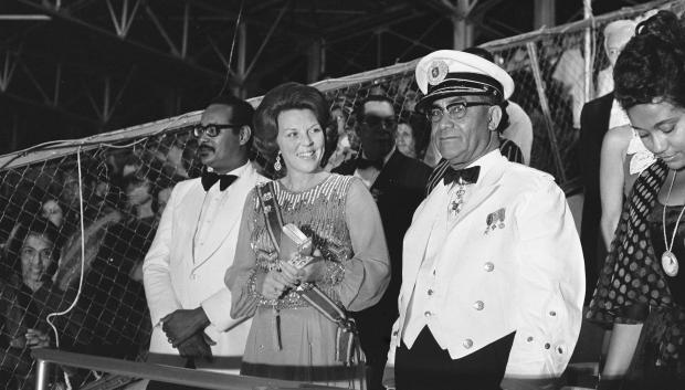 Henck Arron, la Princesa Beatriz y Johan Ferrier durante la ceremonia de independencia de Surinam en 1975.