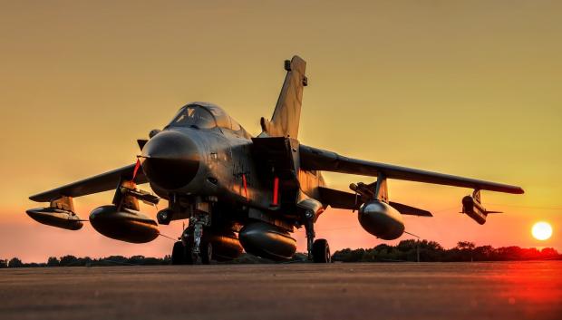 Espectacular imagen crepuscular de uno de los aviones participantes