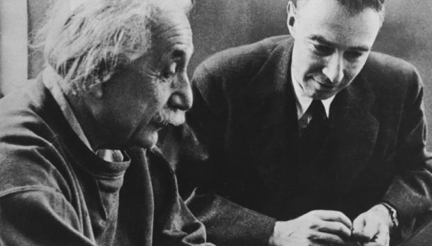 Oppenheimer finalmente asumió el puesto de Einstein en el Institute for Advanced Study