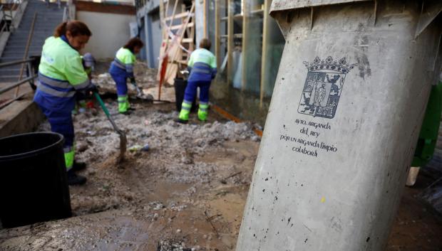 Varias operarias limpian las calles después de una tormenta en Arganda del Rey, en una imagen de archivo