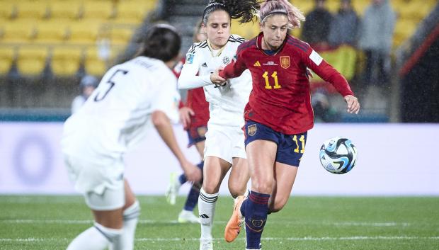 Alexia Putellas disputa un balón con Valeria del Campo (i), de Costa Rica, durante el primer partido de la fase de grupos del Mundial