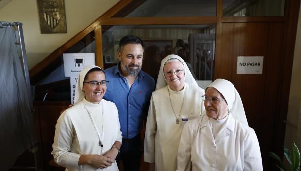 El líder de Vox, Santiago Abascal, posa con un grupo de monjas