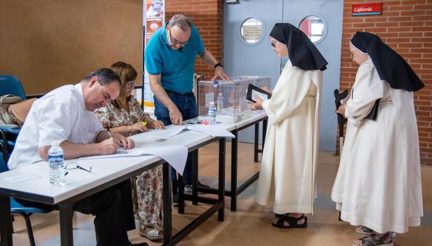 El obispo de la Diócesis de Calahorra y La Calzada-Logroño, Santos Montoya (i), ejerce este domingo como vocal de mesa electoral