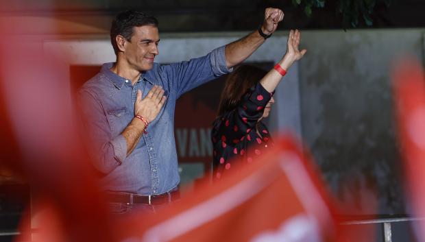 Pedro Sánchez, celebrando su derrota con sabor a victoria