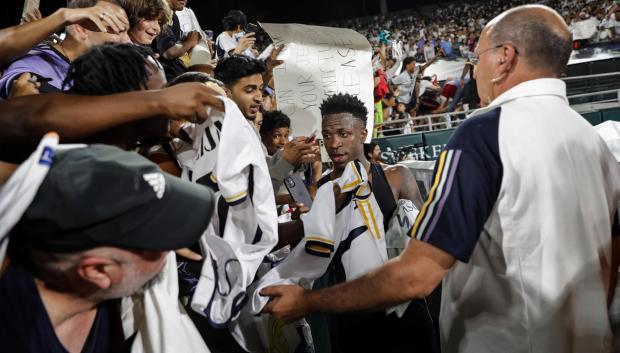 Vinicius, con varios fans del Real Madrid, durante el partido