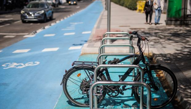 Una bici aparcada nuevo carril bici del Paseo de la Castellana