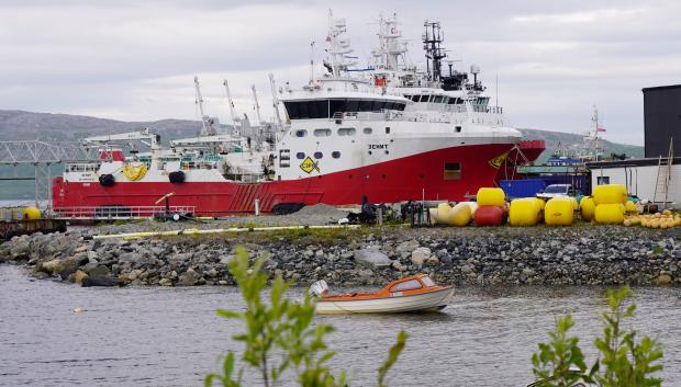 Los barcos pesqueros rusos están amarrados en el puerto de Kirkenes, Noruega