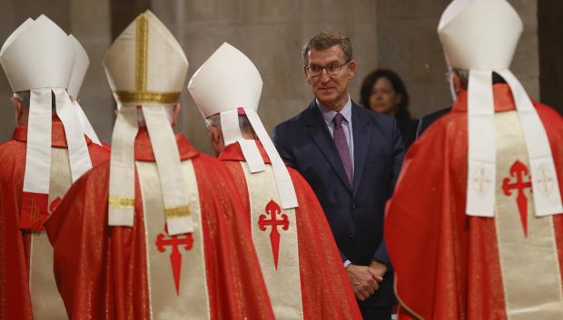 Alberto Núñez Feijóo participa en la ofrenda al apóstol, este martes en Santiago