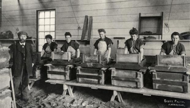 Mujeres mezclando dinamita en la fábrica de Nobel en Ardeer, 1897