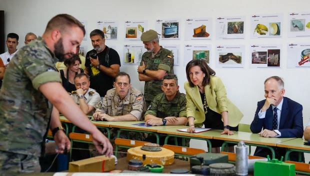 Un momento de la visita de la ministra al nuevo grupo de militares ucranianos que están recibiendo instrucción en la Academia de Infantería.