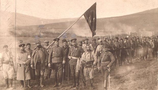 Sandanski (a la izquierda delante de la bandera) con miembros de OIRM apoyando a las tropas búlgaras durante las guerras de los Balcanes